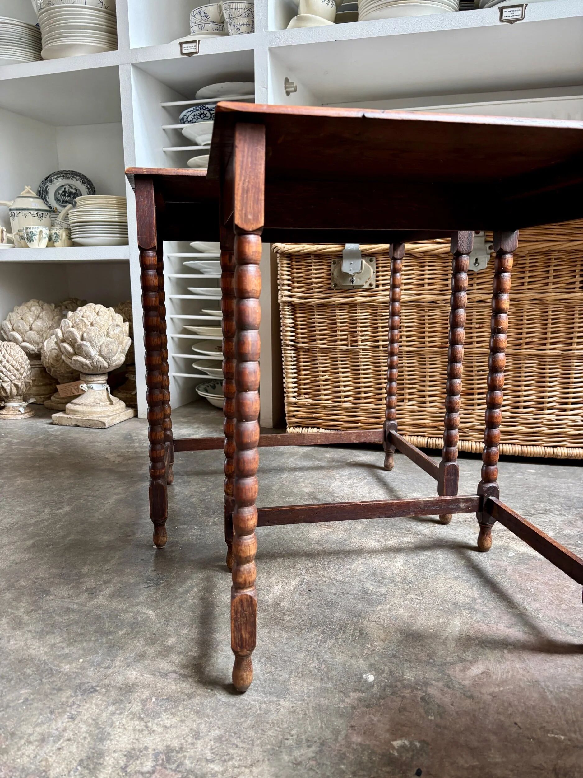 2 nesting tables in turned oak ☐ 62.5 x 33.5 cm