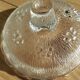 Bonbonnière sur pied en verre moulé – Décor texturé vintage