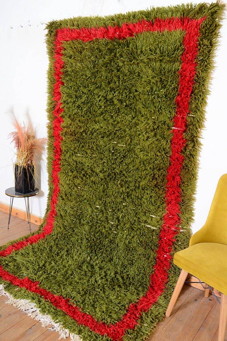 Handmade pure wool rug in green and red, size 140/260 cm.