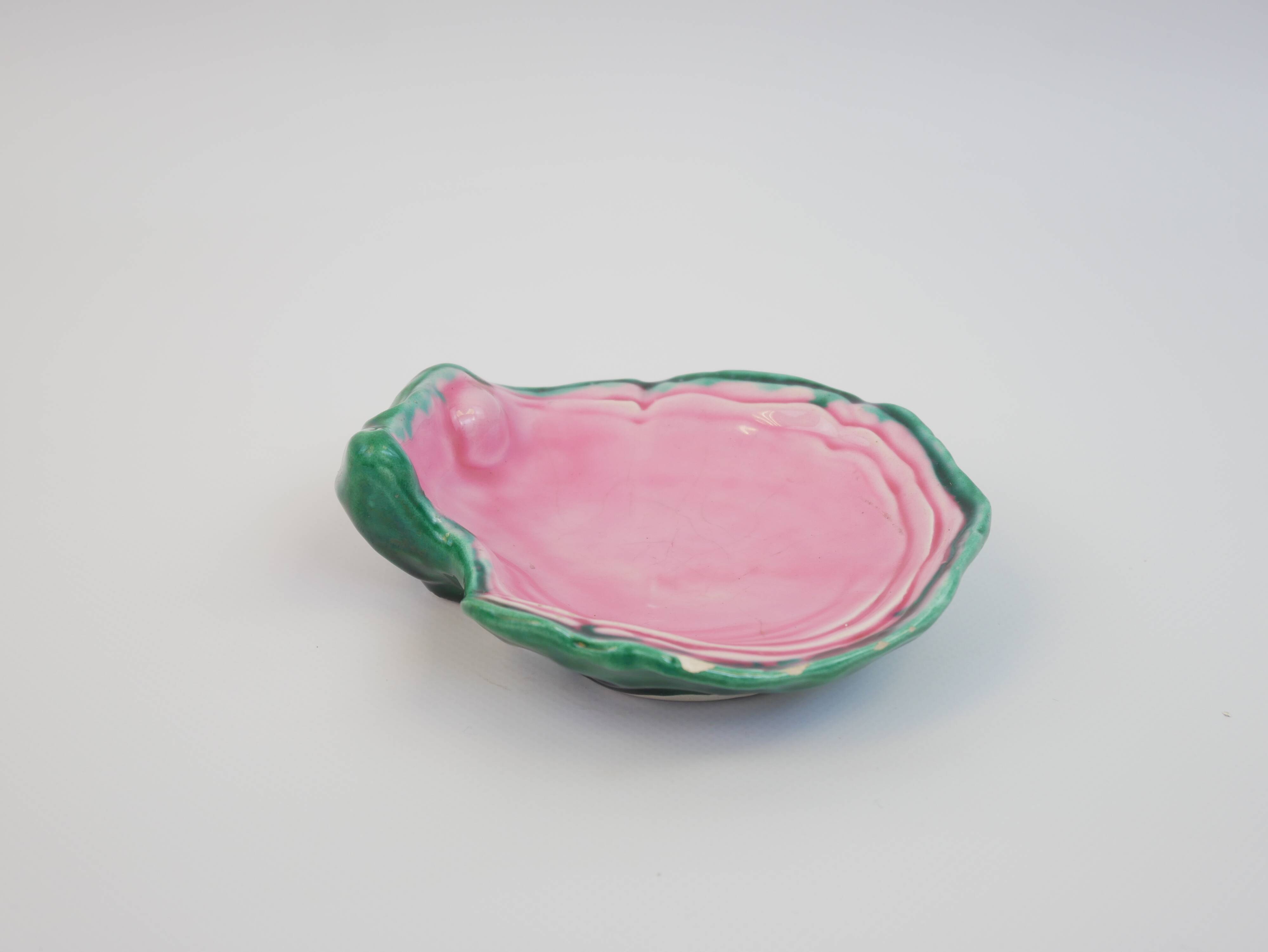 Vide Poche coquillage en céramique vert et rose signé A.Ferlay Vallauris Circa 1960