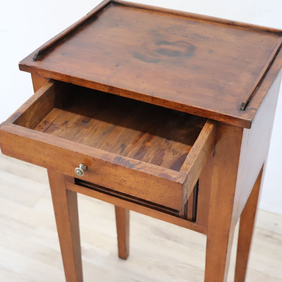 Antique Nightstand In Walnut, Italy Early 19th Century