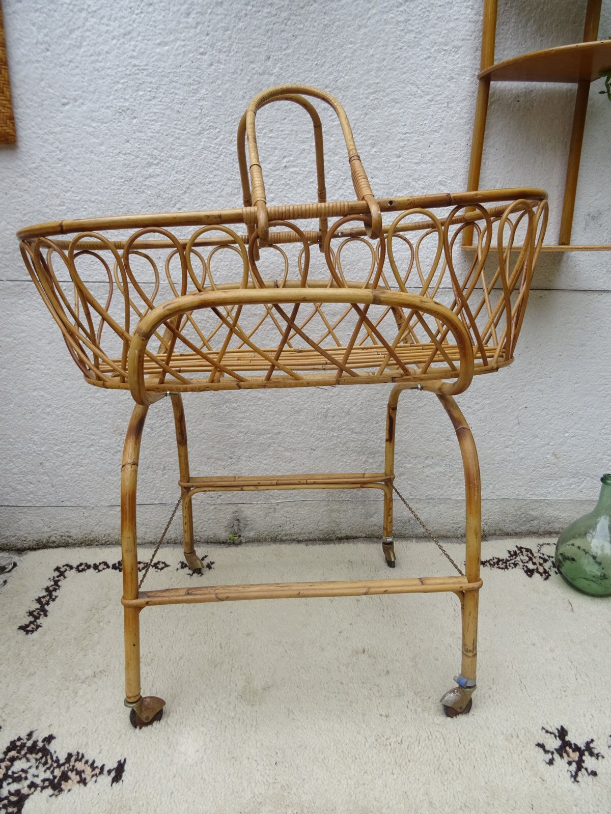 Rattan bassinet on folding support