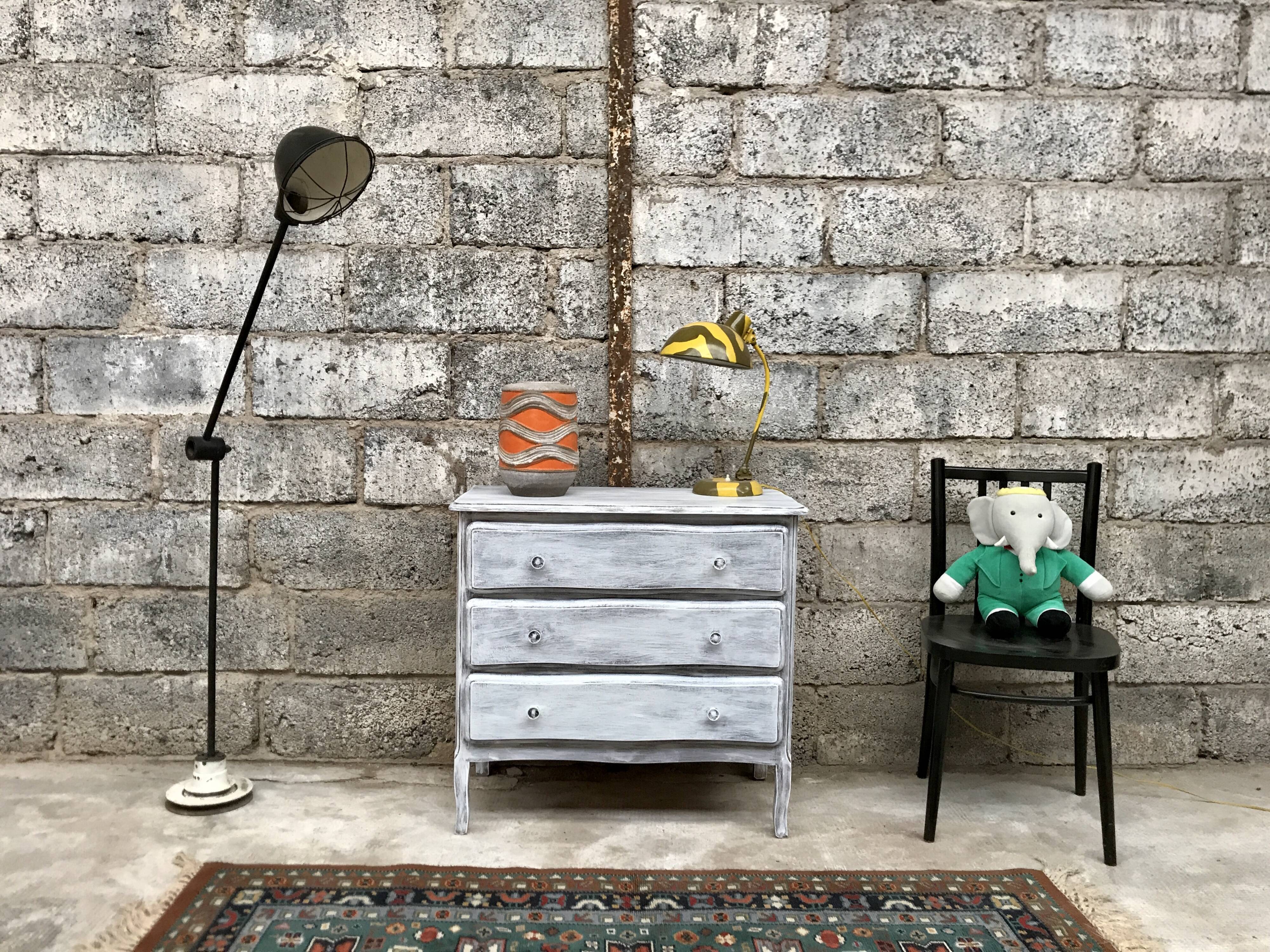 Commode en bois blanche et grise patinée vintage années 70