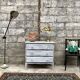 Commode en bois blanche et grise patinée vintage années 70