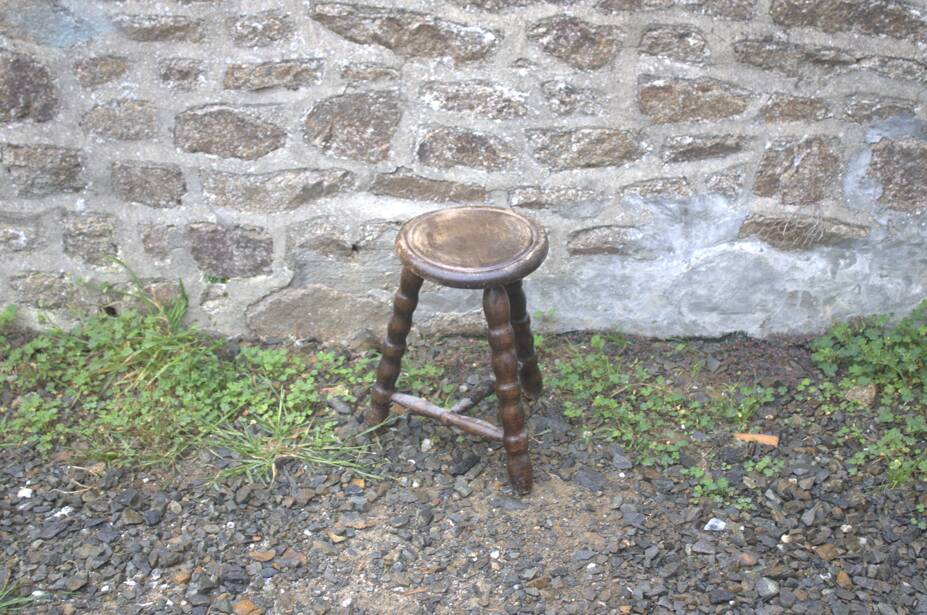 Tripod stool with bossed feet