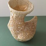 Vase en céramique avec glaçure jaune moutarde volcanique sur une base blanche