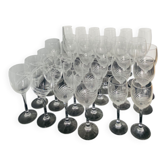 Ensemble de 33 verres en cristal d’Arques
