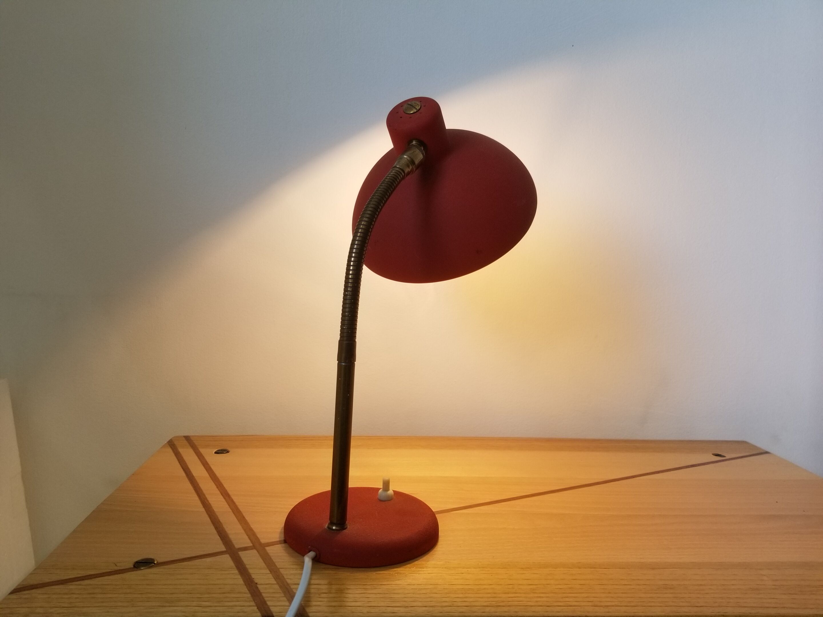 Vintage laying lamp in brass and grainy red aluminum - 50s