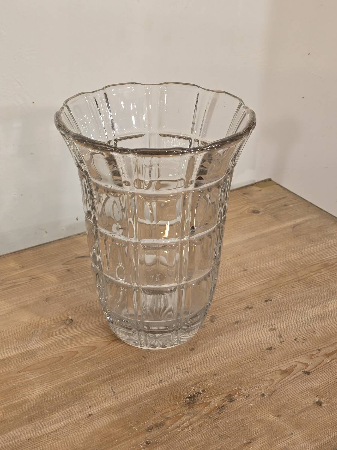 Large Art Deco vase in chiseled white crystal