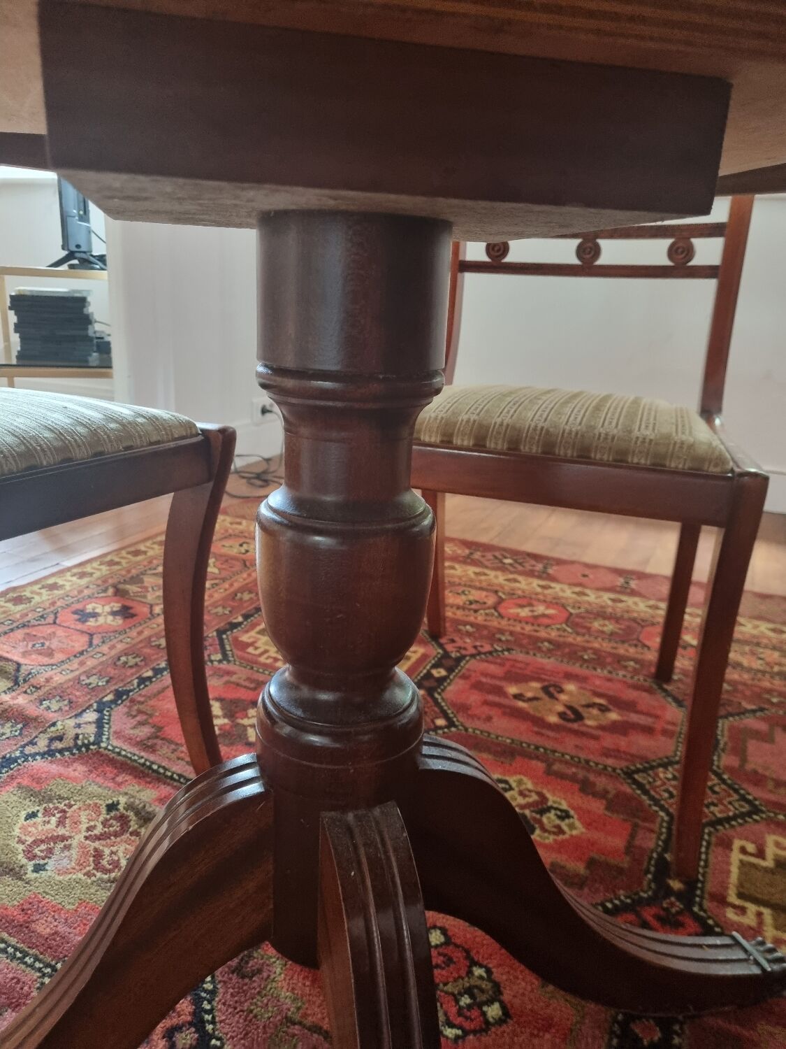 Dining room, round table and chairs