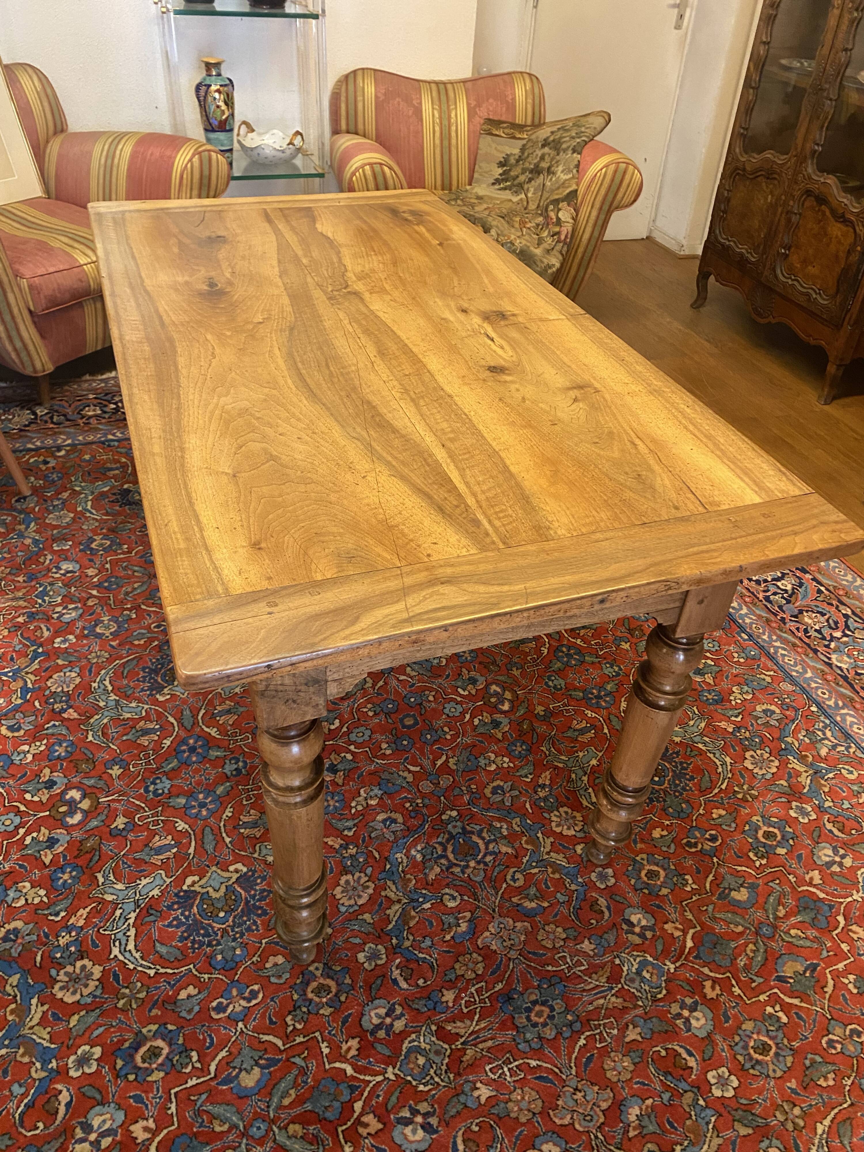 office table in blond walnut, turned legs, beautiful patina, excellent condition.