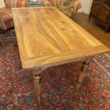 table d'office en noyer blond, pieds tournés, belle patine, excellent état.