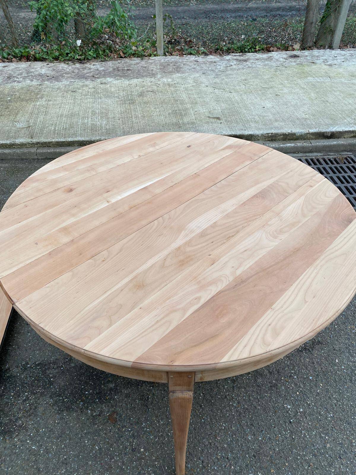 Renovated round dining table in solid wood, Louis XV style from the 19th century.