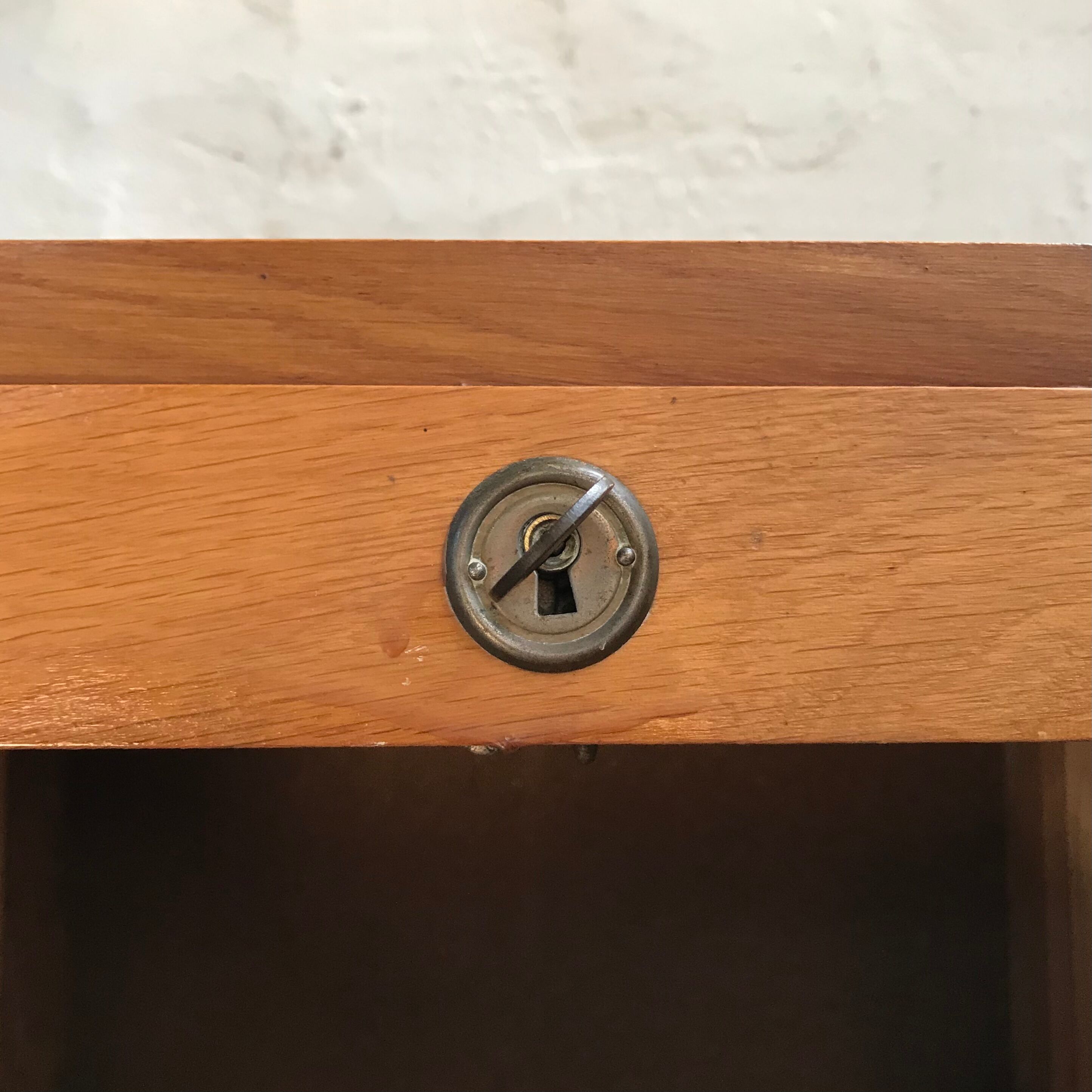 Curtain binder cabinet