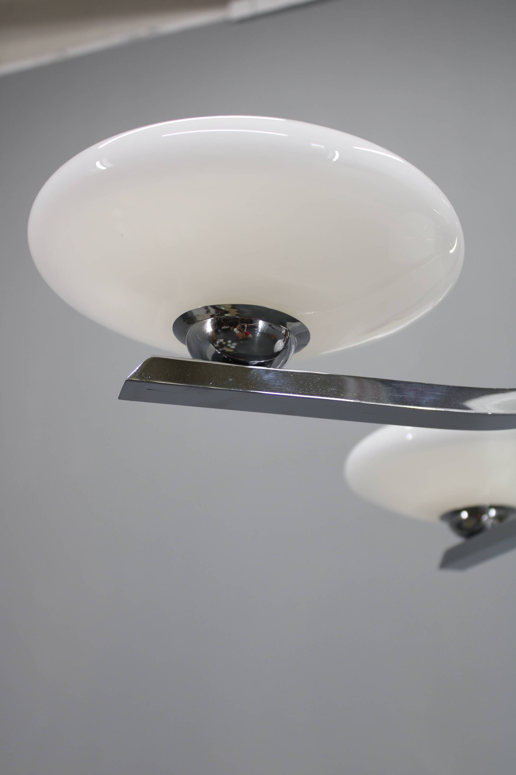 Lustre Art Déco en chrome et noyer avec abat-jour en verre opale, Tchécoslovaquie, 1