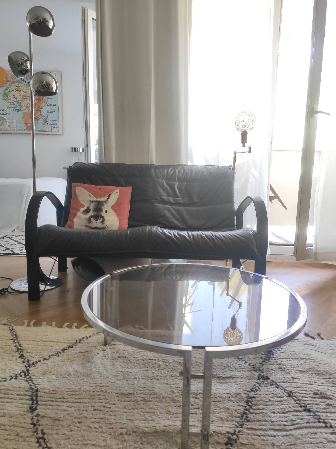 Round coffee table in smoked glass with chrome legs