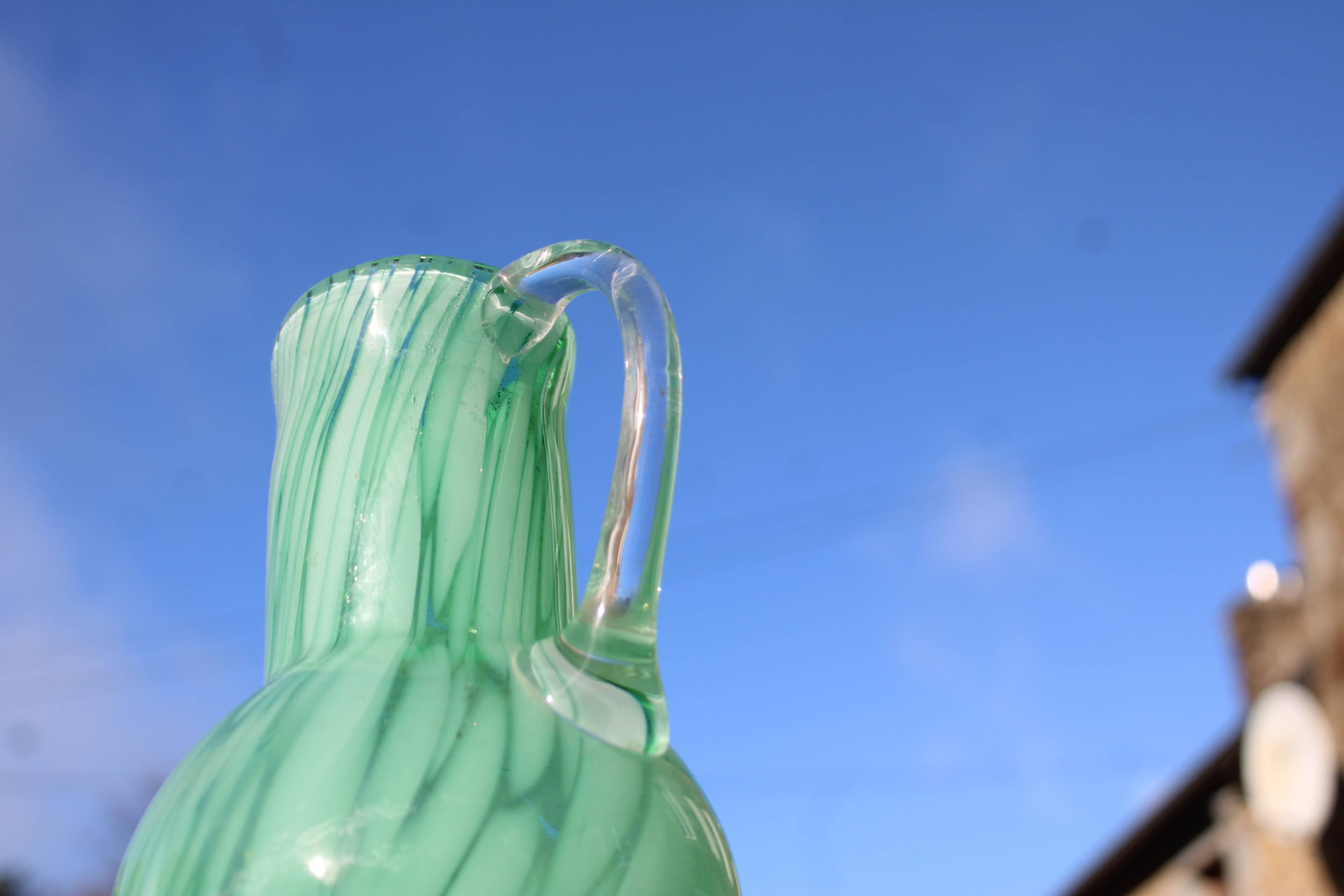 Cruche en verre soufflé vert émeraude – H32 cm x L10 cm