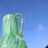 Cruche en verre soufflé vert émeraude – H32 cm x L10 cm