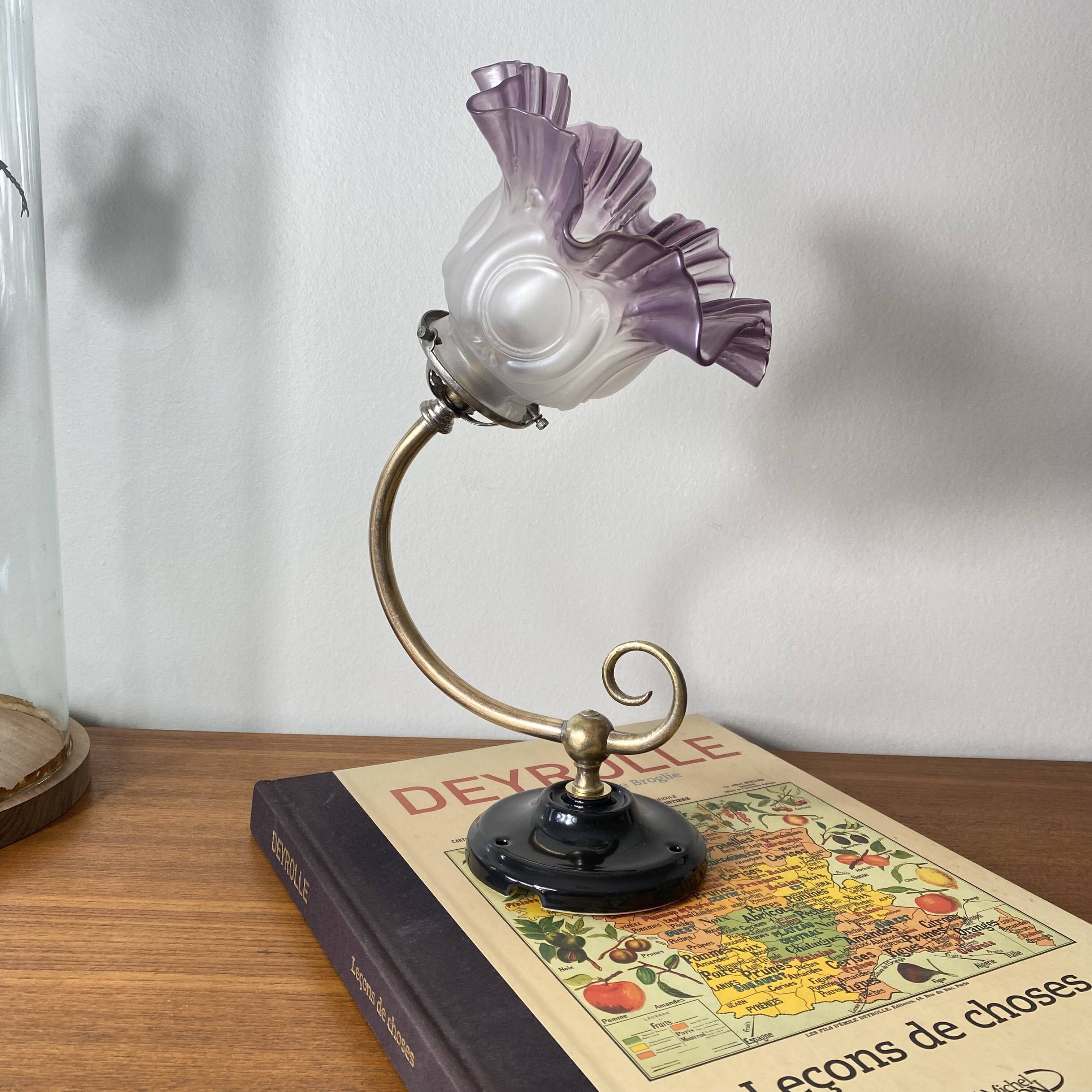 Swan neck wall light in brass with glass tulip.