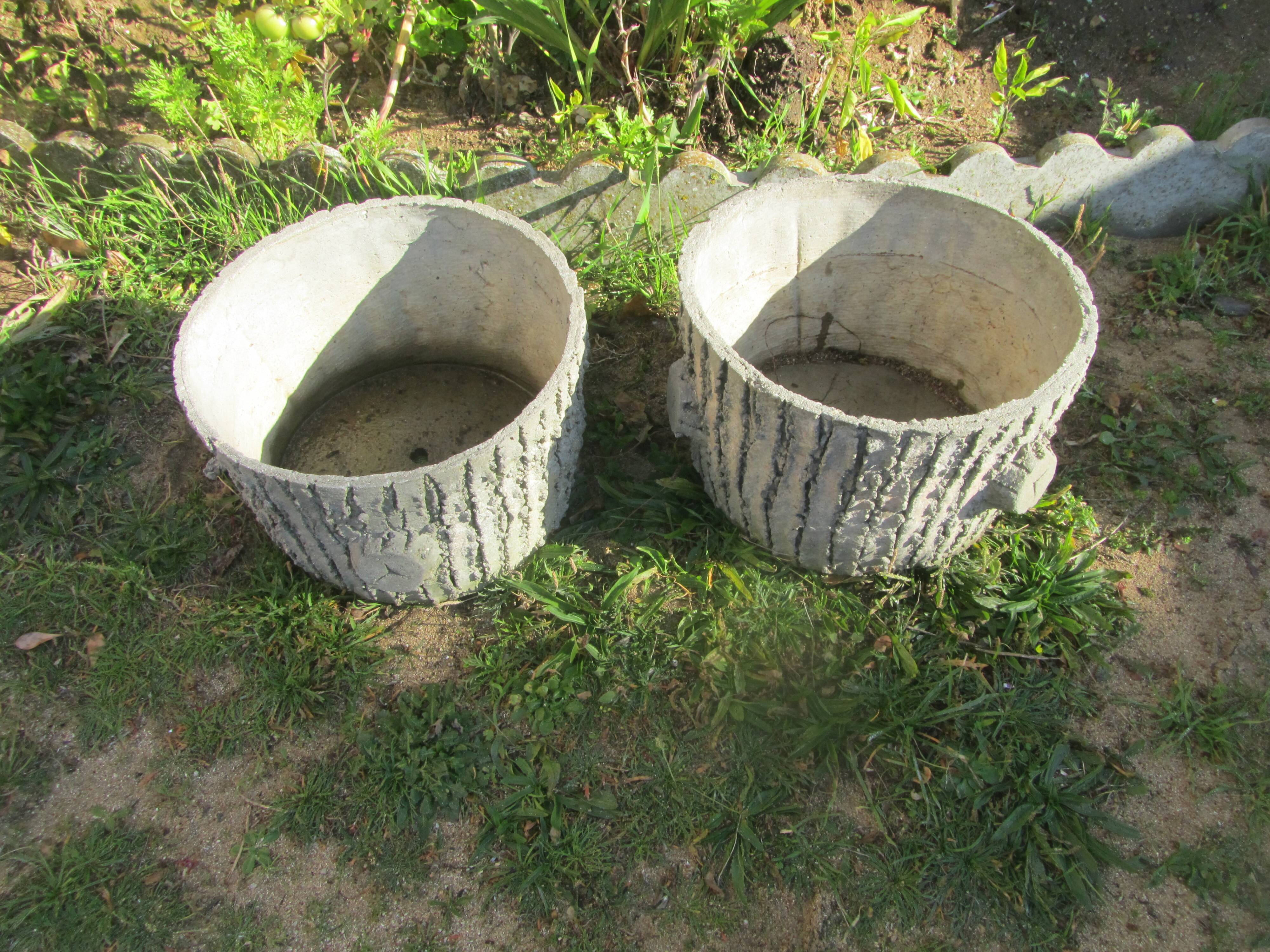 two round cement gardens, imitation of the bark