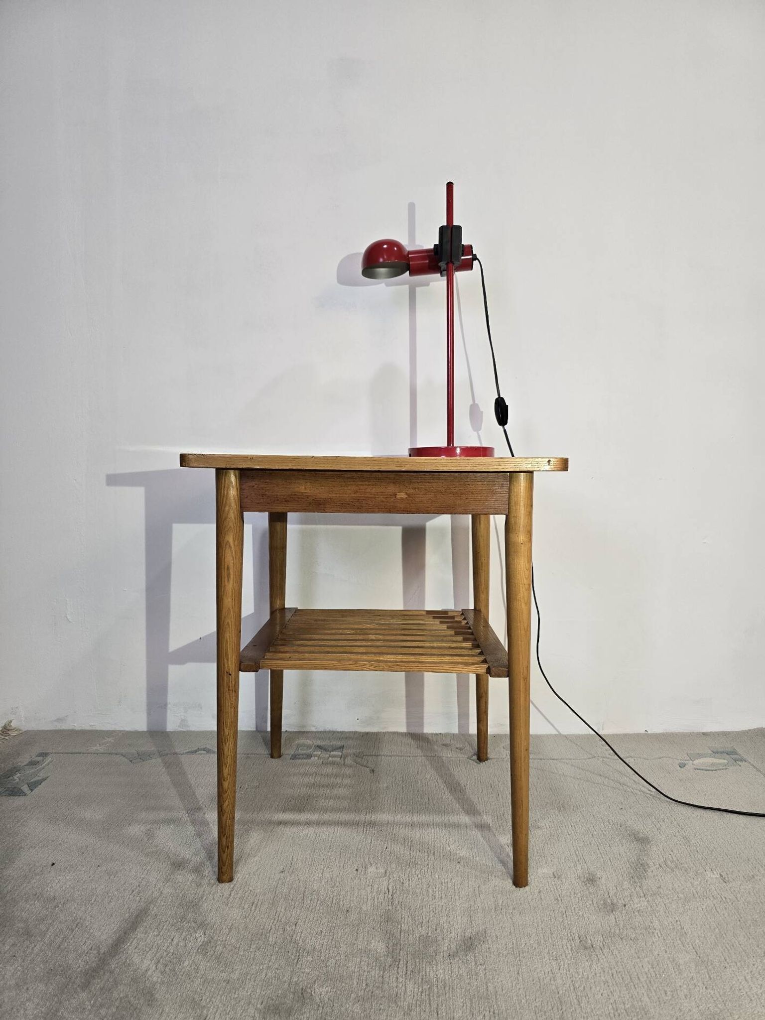 Table basse en bois des années 70 avec étagère à lattes.