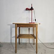 Table basse en bois des années 70 avec étagère à lattes.