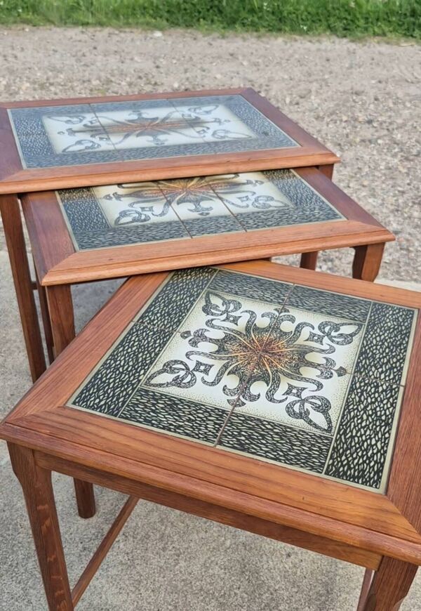 3 tables gigognes danoises vintage en carreaux de céramique et teck