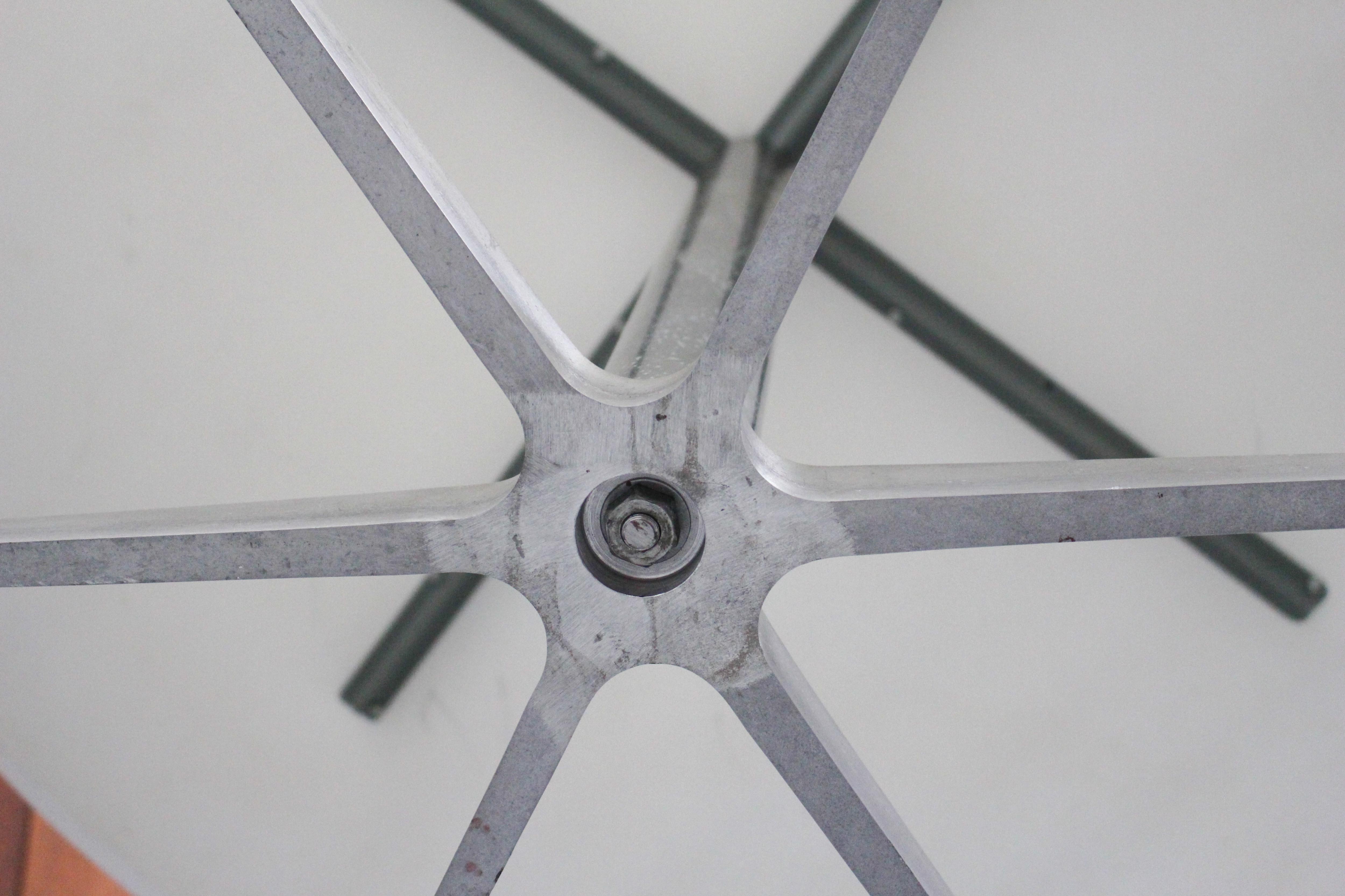 Set of 6 Arne Jacobsen 3207 Armchairs and Dining Table A826 by  Arne Jacobsen for Fritz Hansen