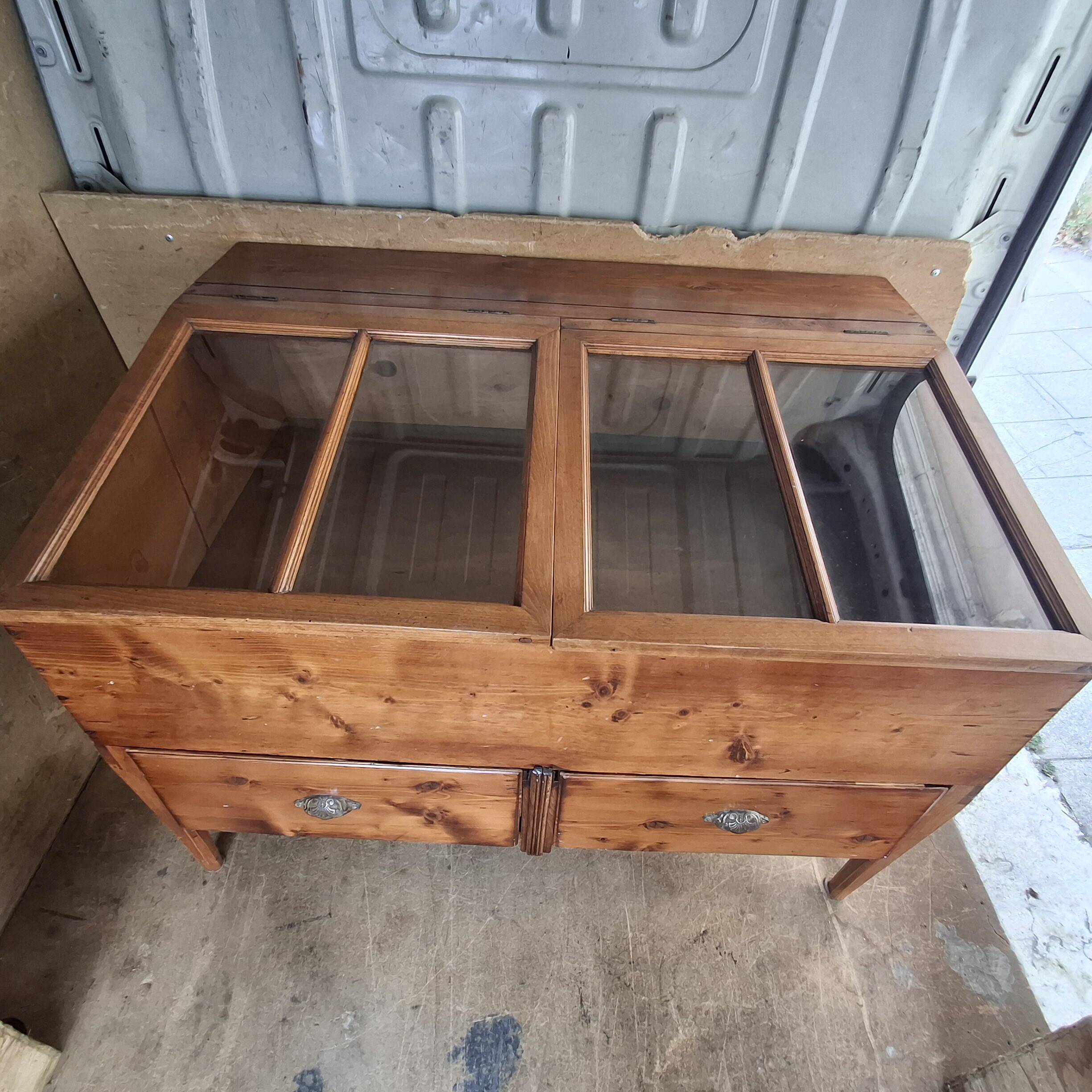 Ancienne vitrine de magasin.  Meuble de métier.