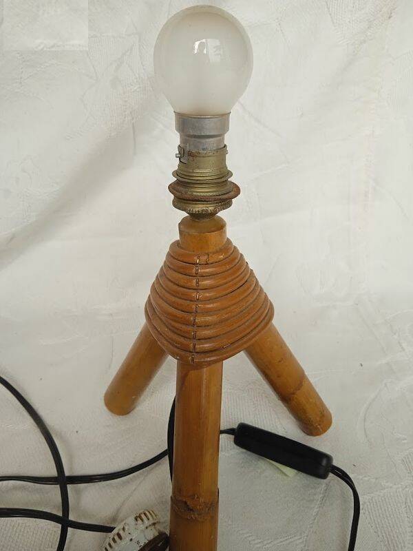 Vintage rattan table lamp – Tripod – Original porcelain socket –