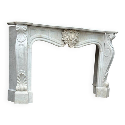 Cheminée de style Louis XV en marbre blanc de Carrare vers 1900