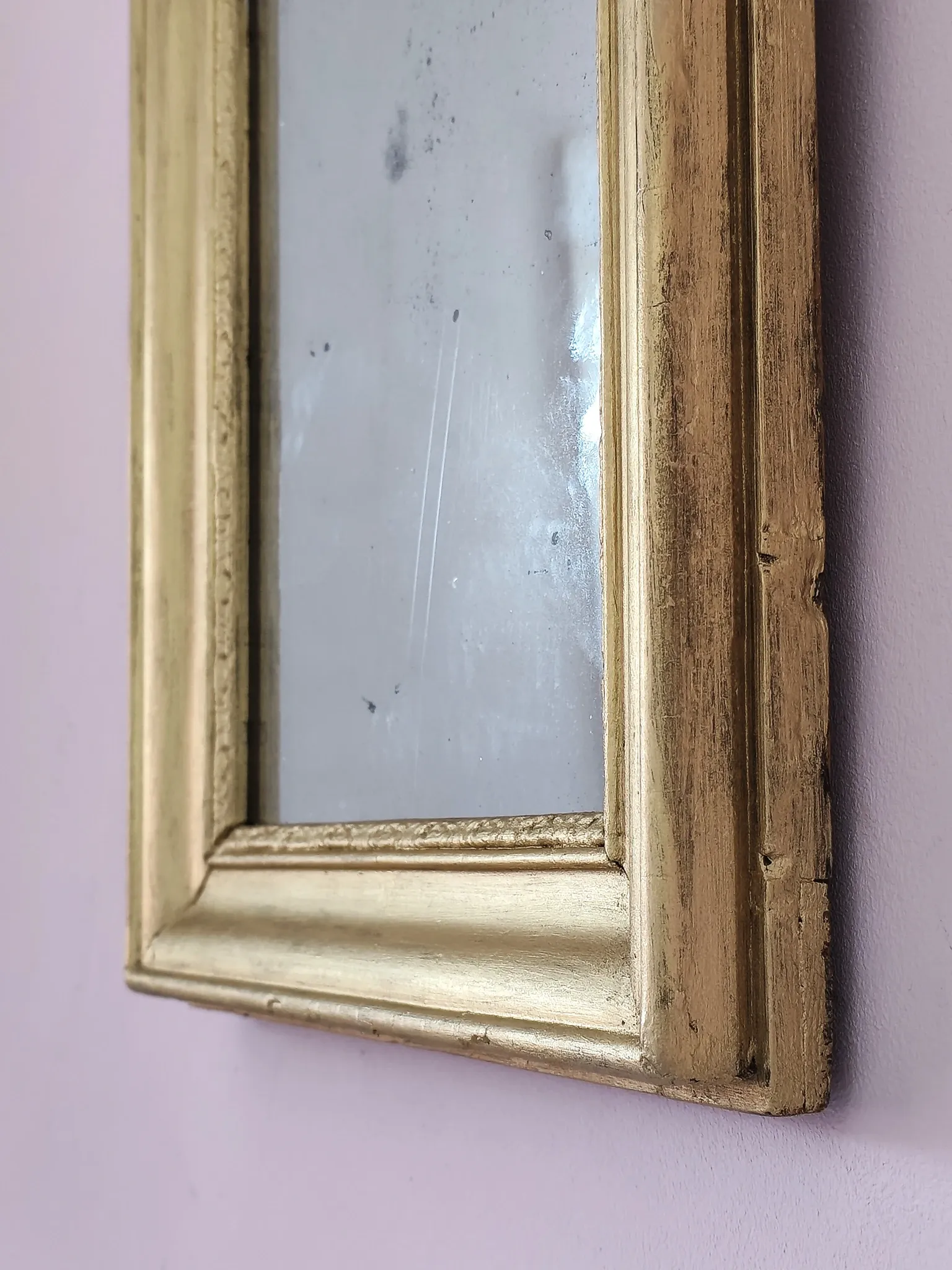 Small Art Deco mirror with a gilded wooden frame.