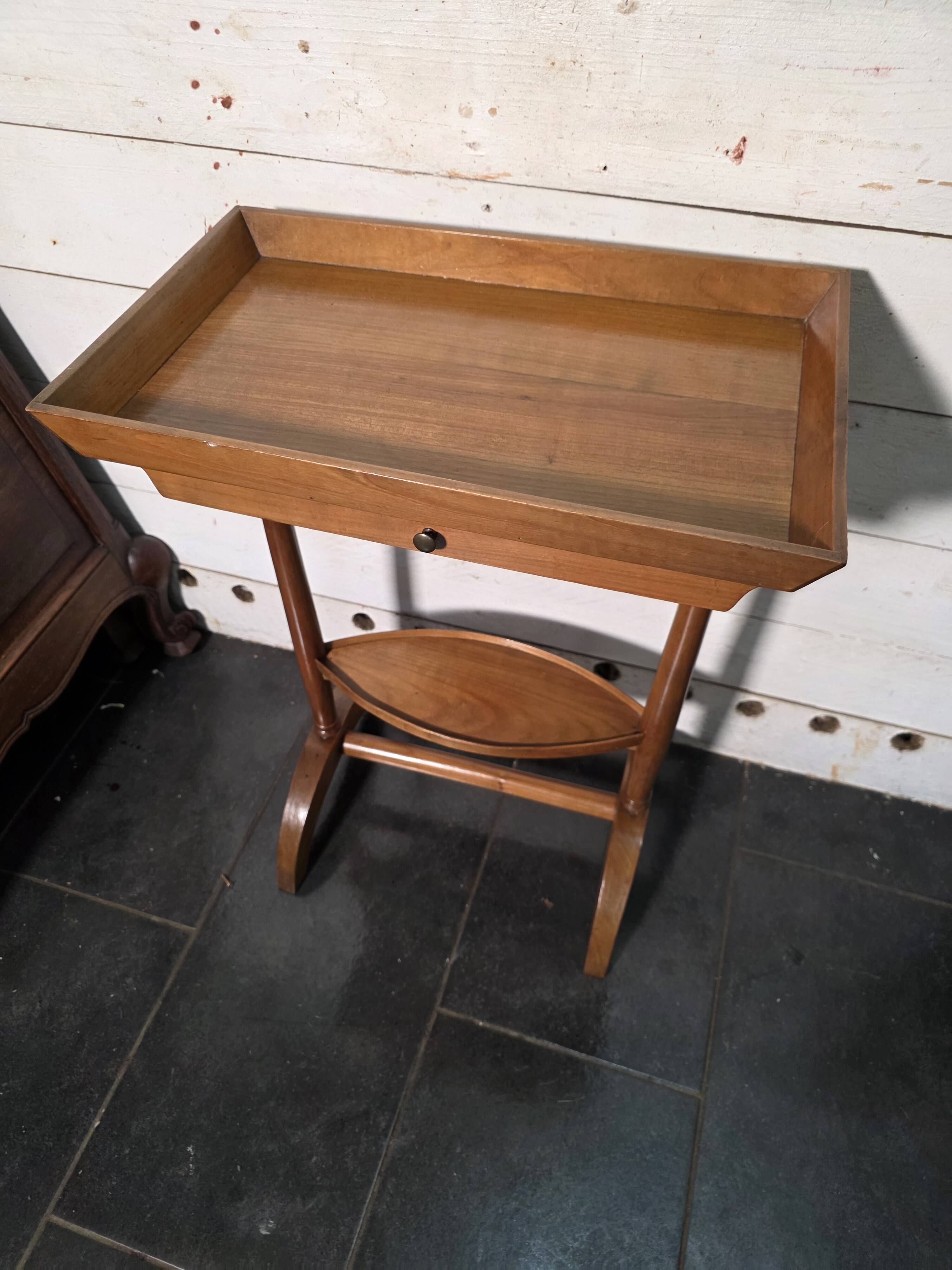 Table de chevet en merisier massif