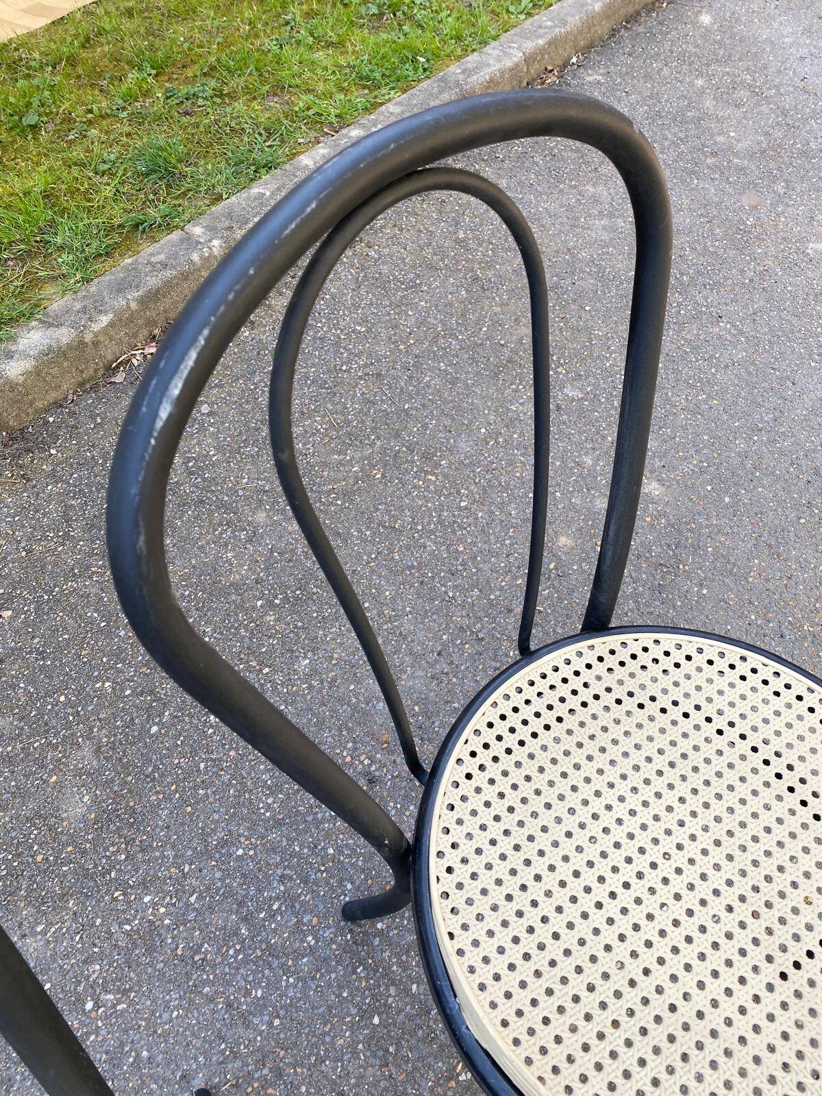 Paire de chaises de bistrot en acier noir et cannage plastique