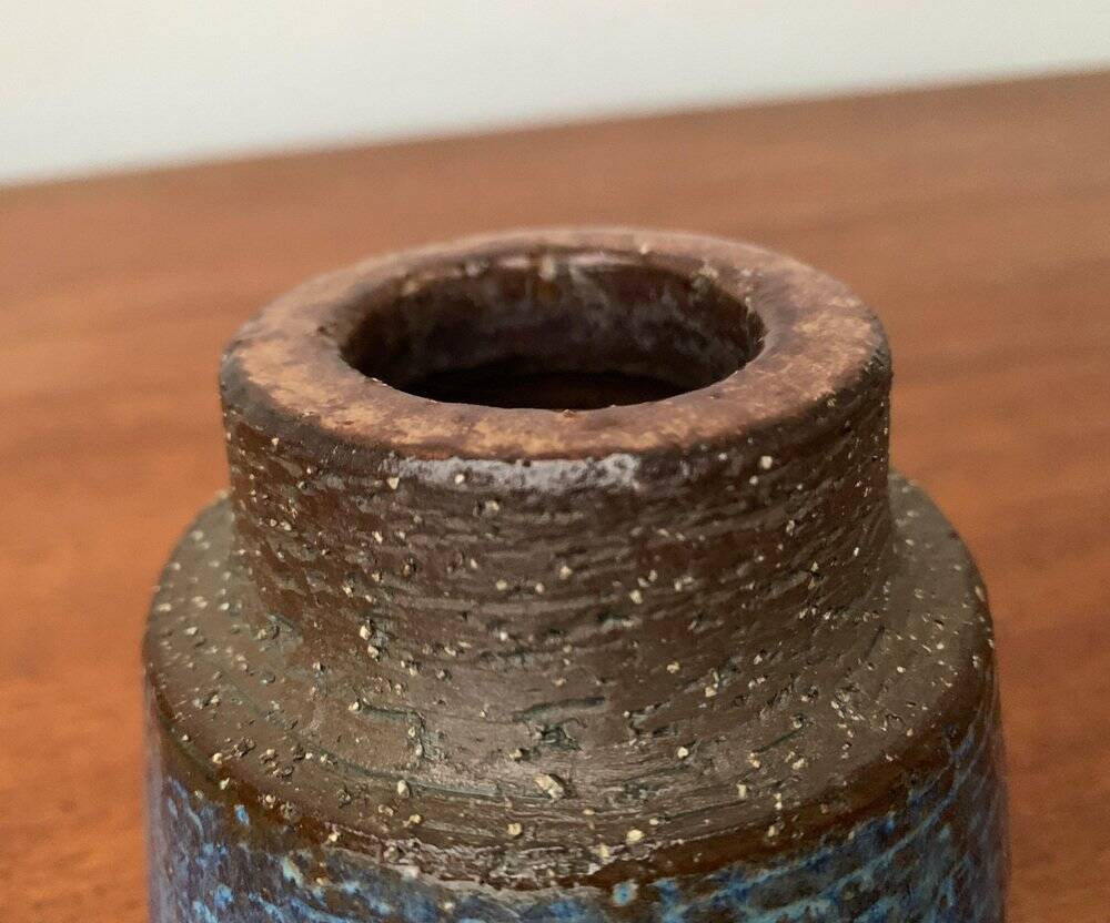 Minimalist studio pottery vase from mid-century Danish artist Michael Andersen, Bornholm, 1960s.