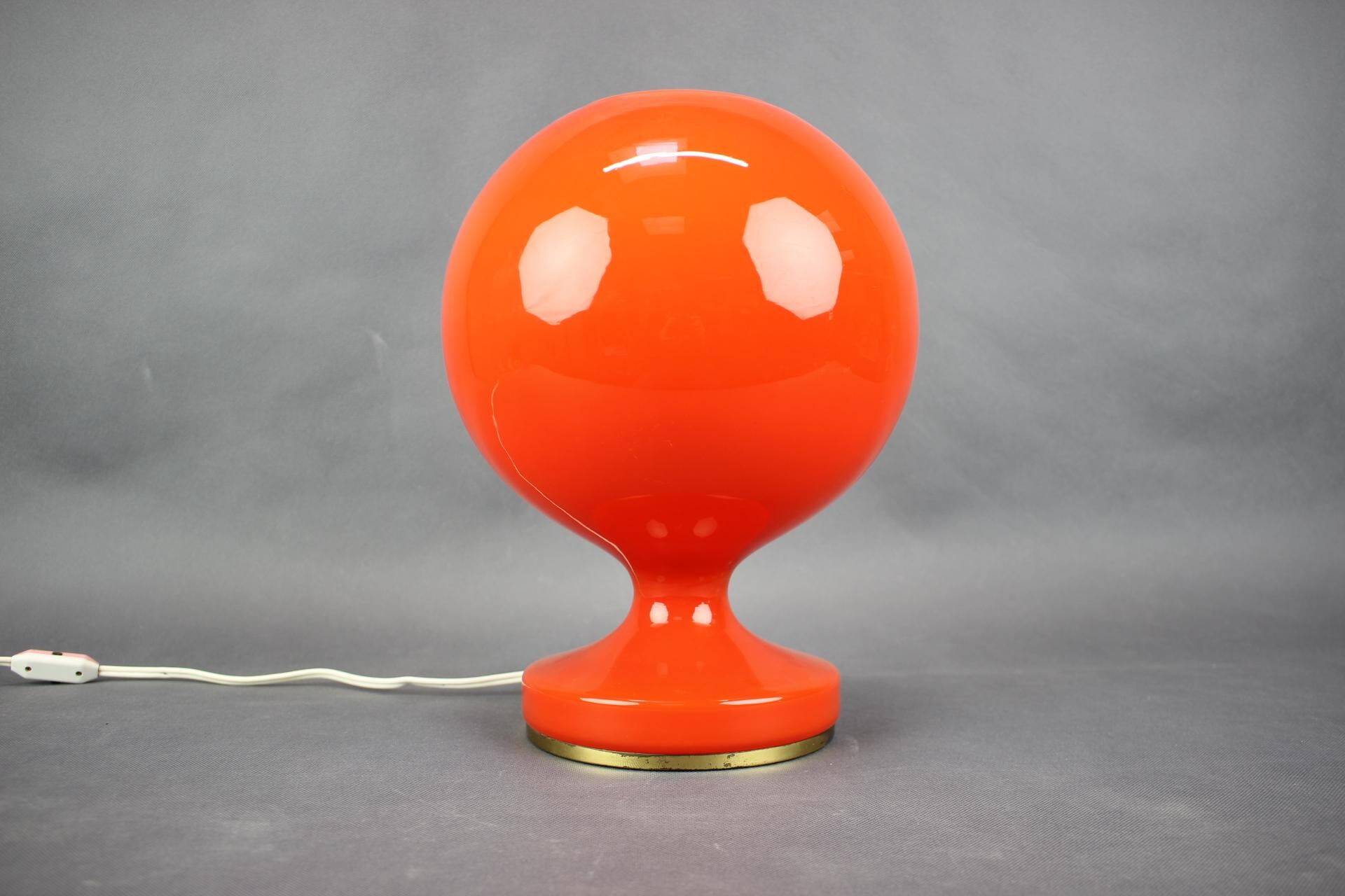 Lampe de table champignon en verre opalin orange tchèque des années 1970
