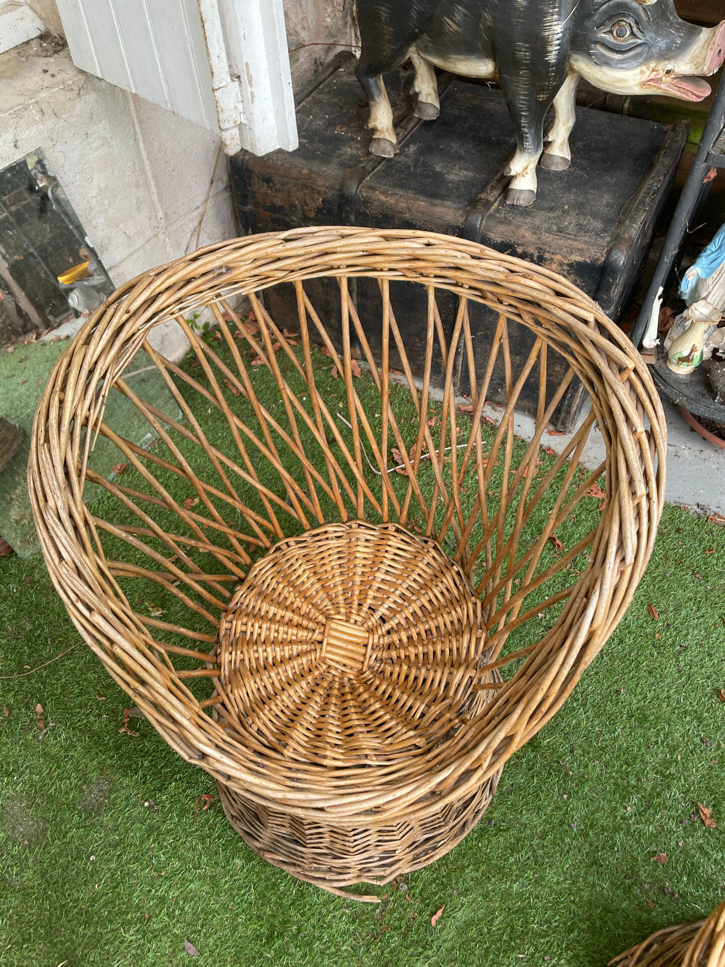 Very beautiful vintage rattan set: 4 armchairs and a table (75/57cm).