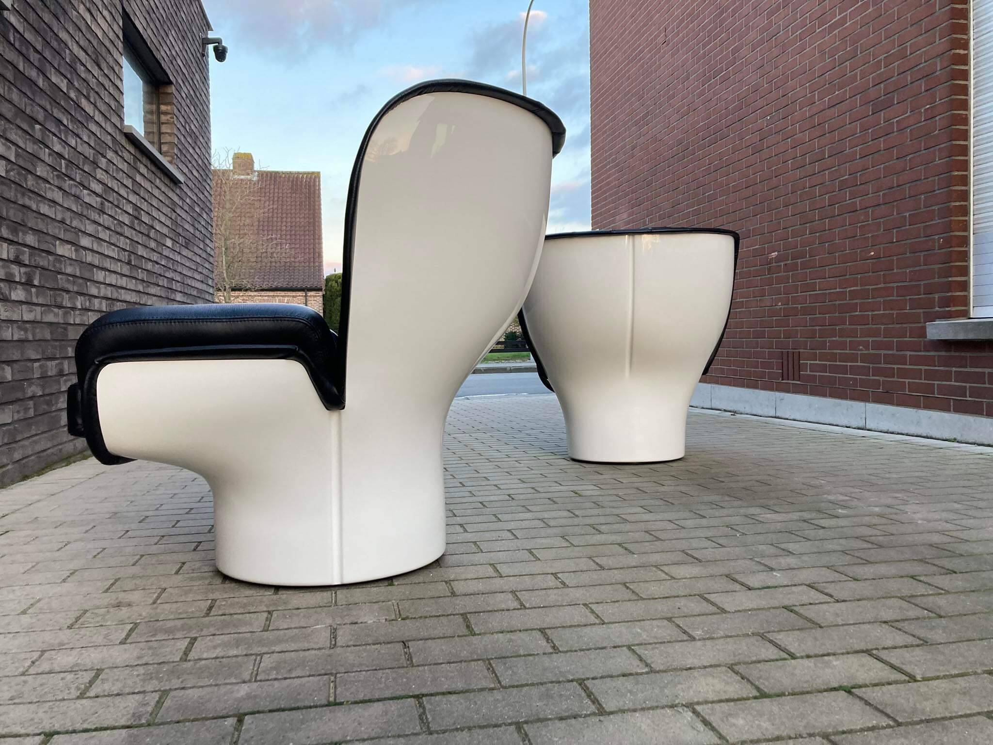 2x Joe Colombo Elda LONGHI Chair Black leather, White fiberglass