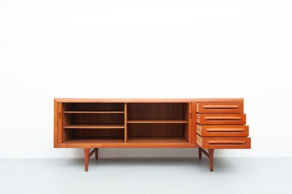 Buffet en teck par Ib Kofod-Larsen pour Faarup Møbelfabrik, années 1960.