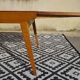 Table vintage en bois avec pieds compas