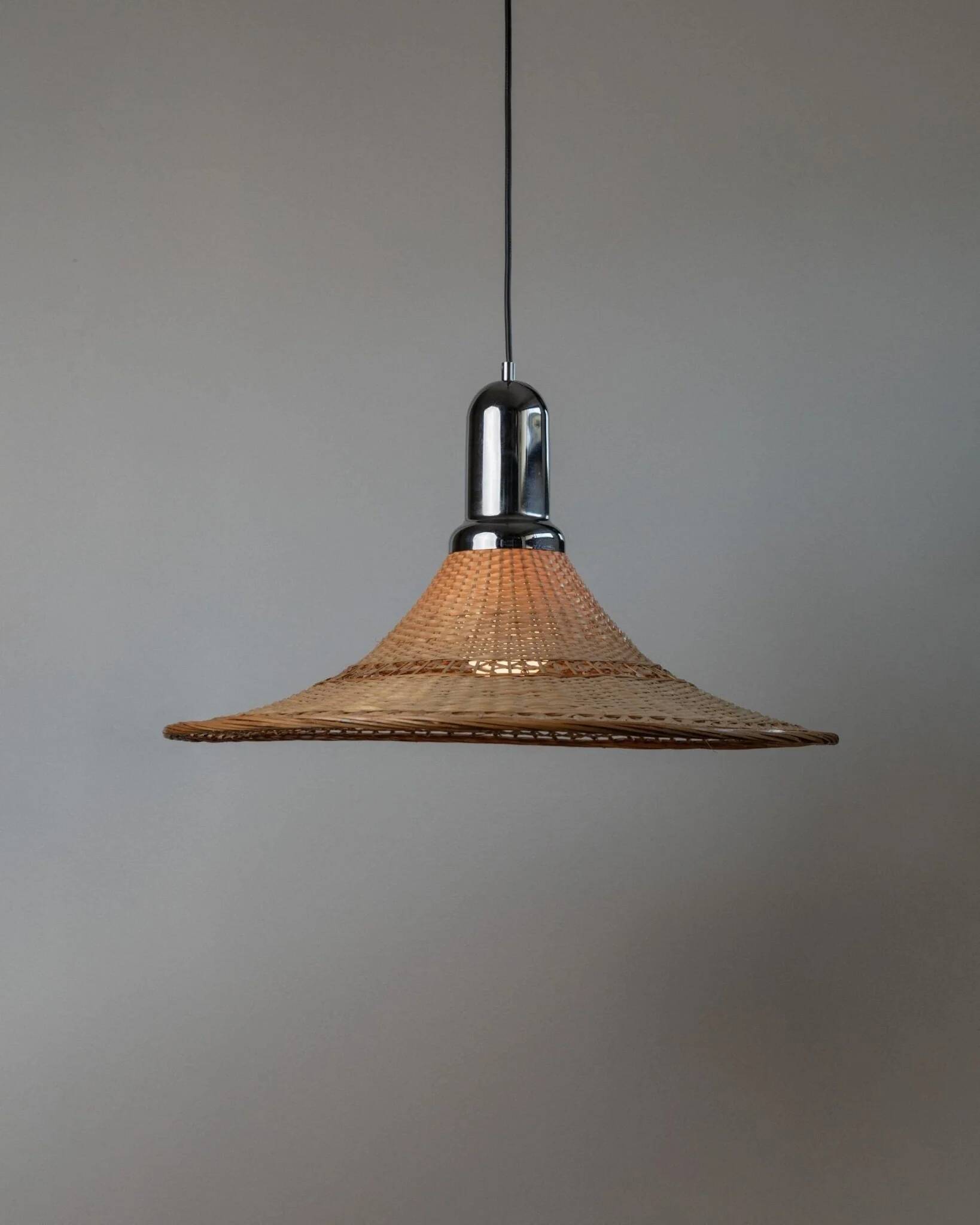 Grand lampadaire vintage en osier avec un dessus en chrome et un abat-jour en osier naturel – lumière suspendue italienne des années 1970 de l'ère spatiale.