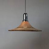 Grand lampadaire vintage en osier avec un dessus en chrome et un abat-jour en osier naturel – lumière suspendue italienne des années 1970 de l'ère spatiale.