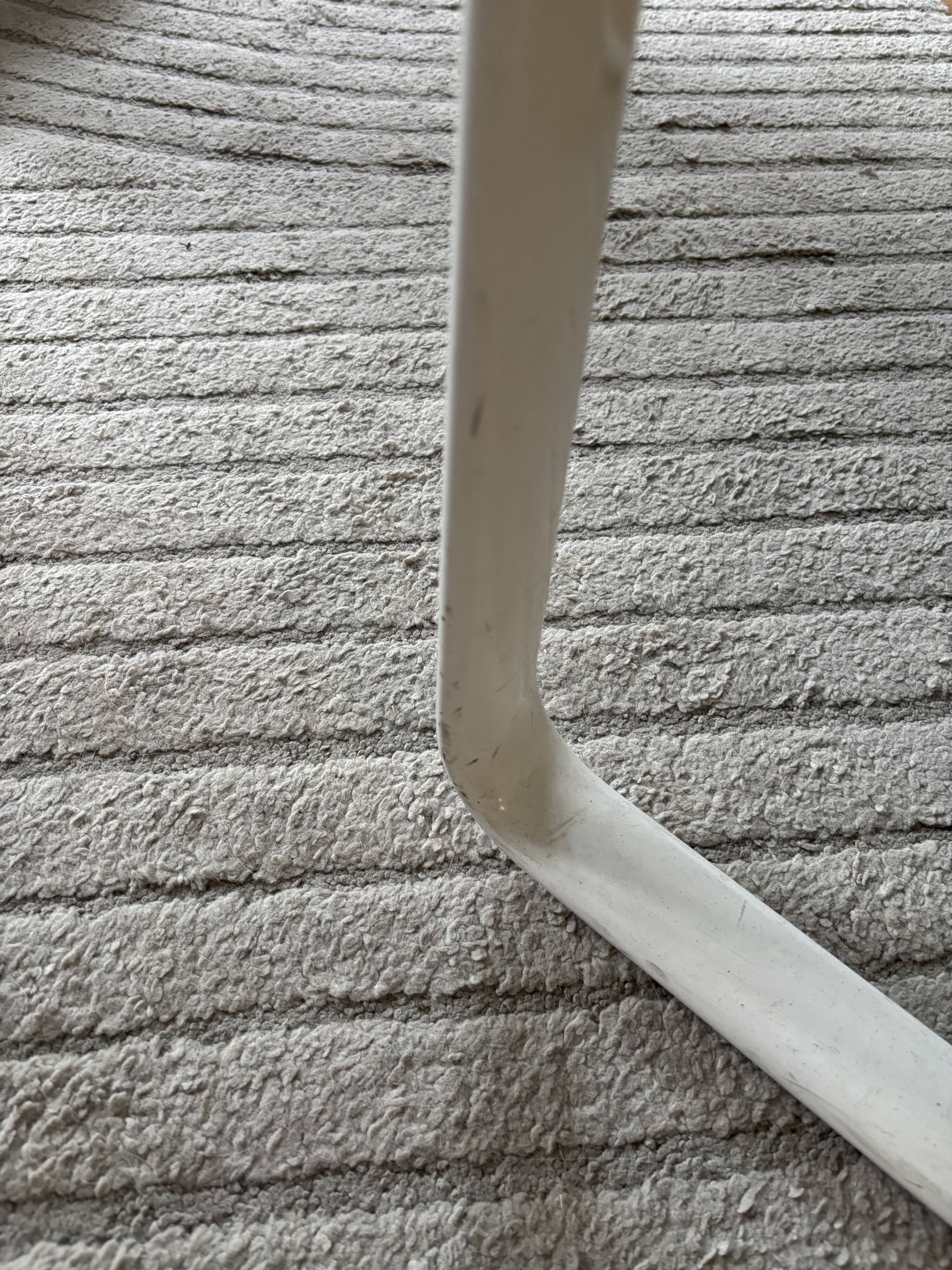 2 fauteuils verts + table basse moderniste
