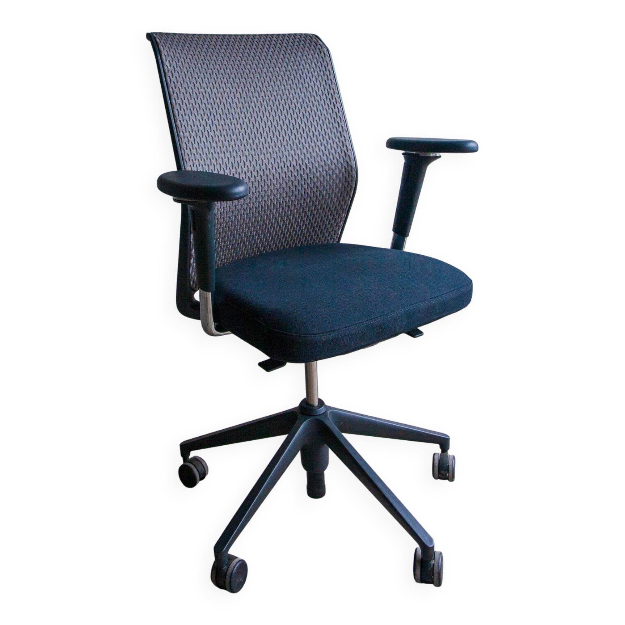 Vitra ID Trim office chair by Antonio Citterio — black mesh backrest and blue fabric seat, aluminium frame.