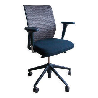 Vitra ID Trim office chair by Antonio Citterio — black mesh backrest and blue fabric seat, aluminium frame.