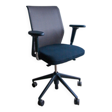 Vitra ID Trim office chair by Antonio Citterio — black mesh backrest and blue fabric seat, aluminium frame.