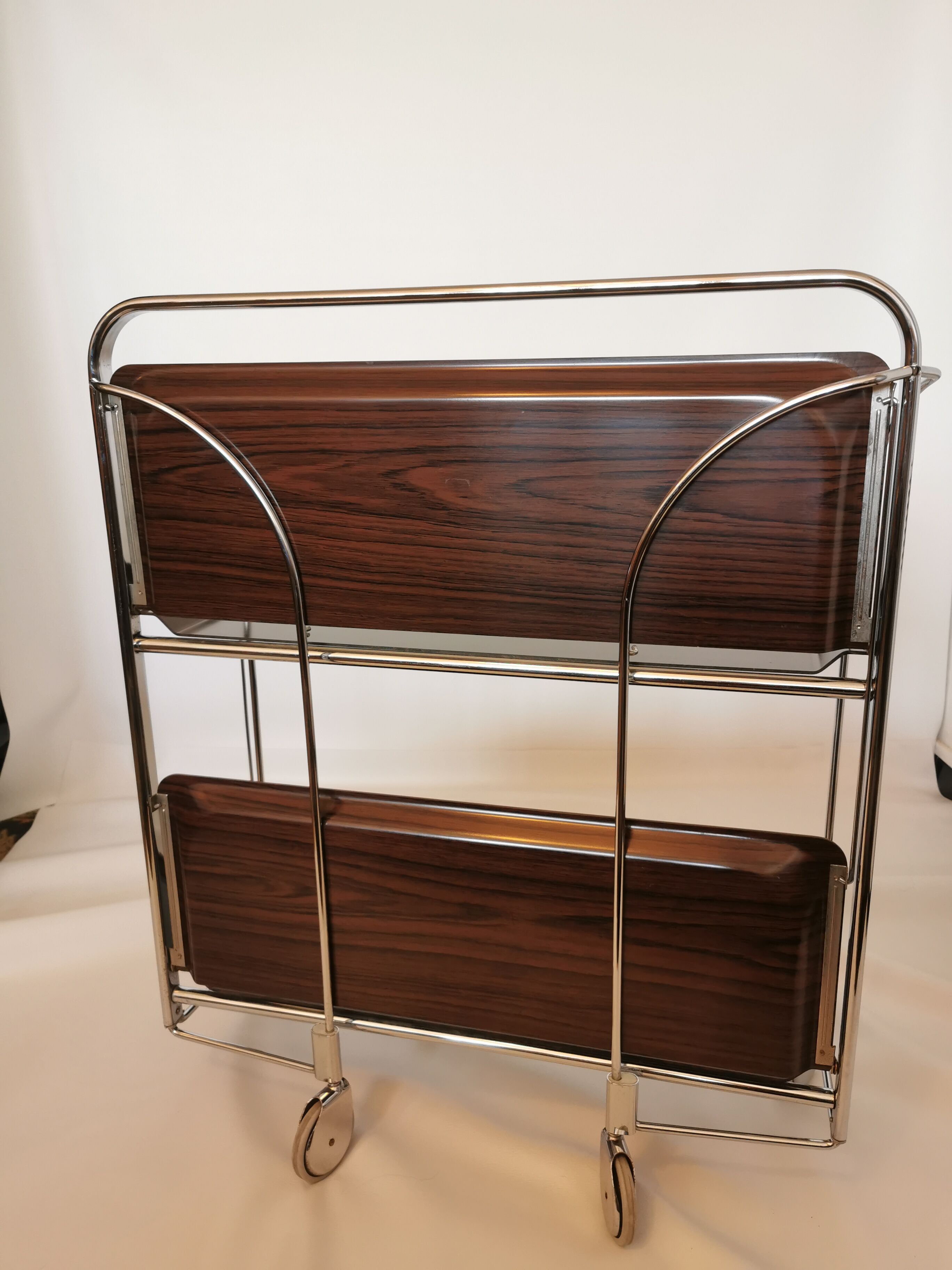 Rolling dessert, trolley says 'dinett'