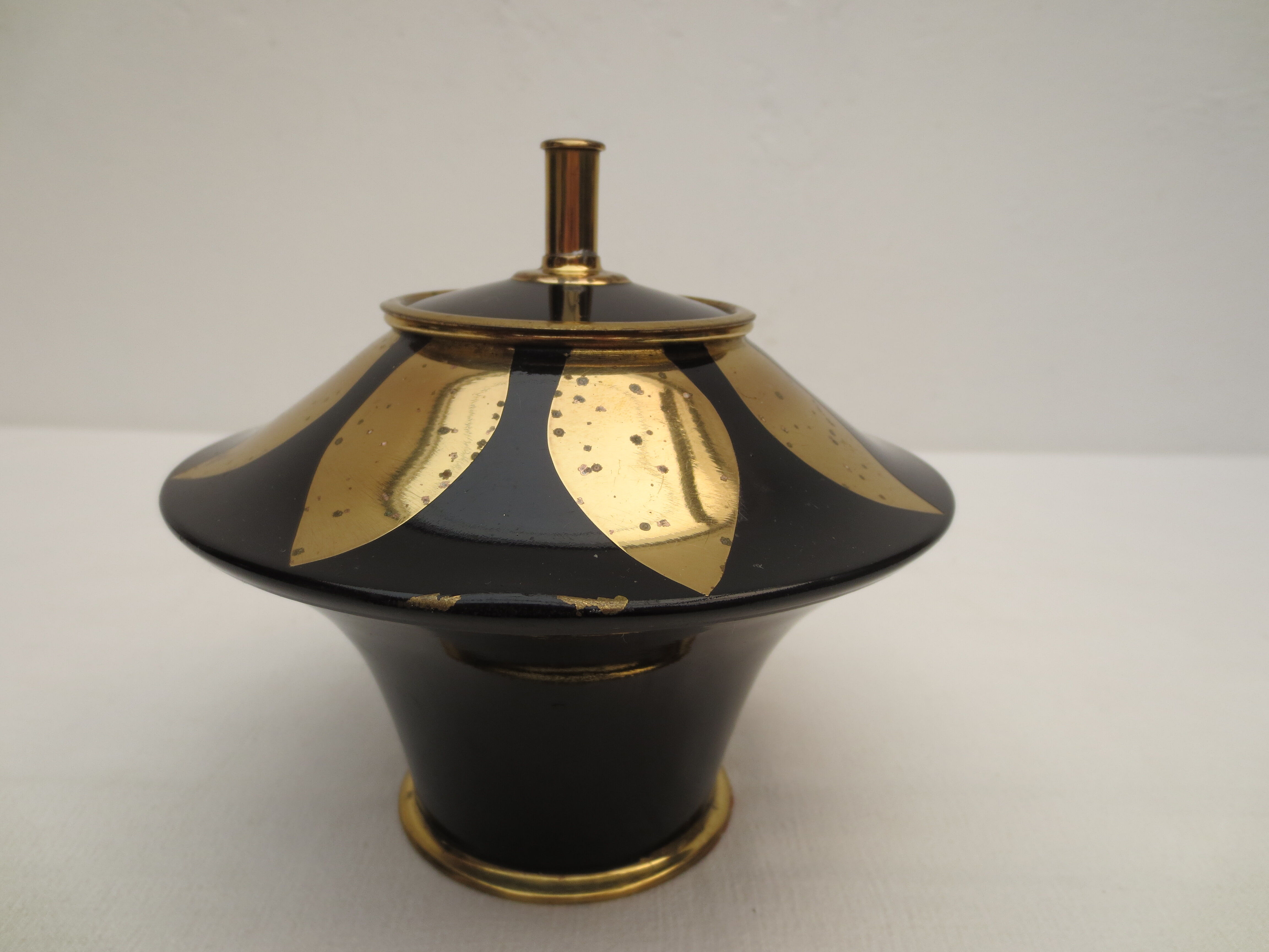 Telescopic cigarette holder in metal mushroom shape