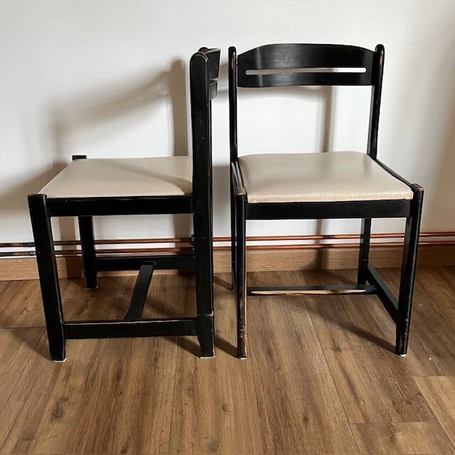 Paire de chaises noires + simili blanc