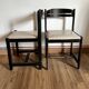Paire de chaises noires + simili blanc